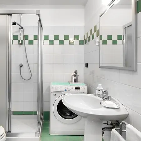 Sull'acqua Del Porto Antico
