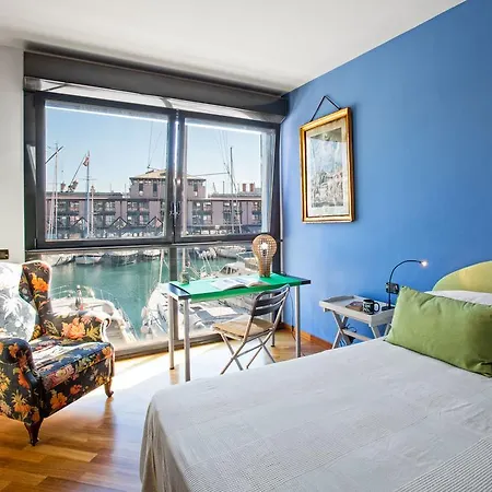 Sull'acqua Del Porto Antico Gênes