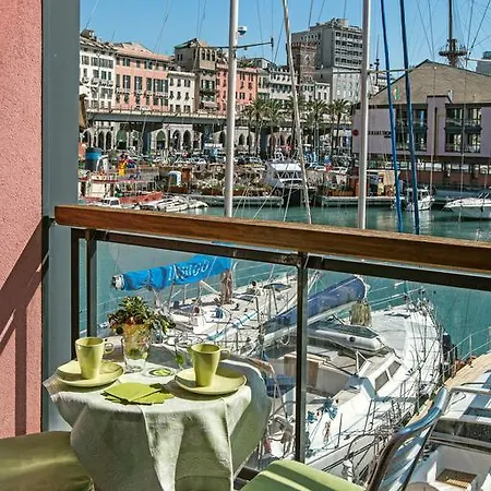 Sull'acqua Del Porto Antico