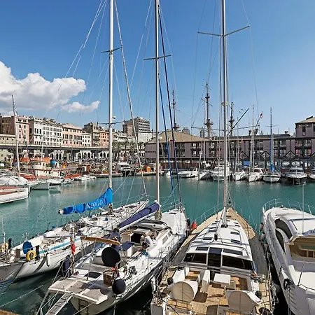 Sull'acqua Del Porto Antico Genoa
