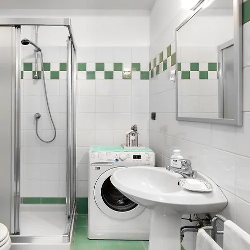 Sull'acqua Del Porto Antico