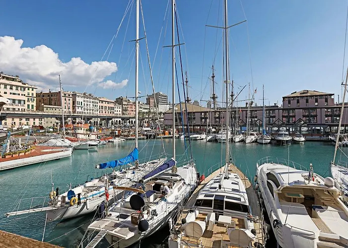 Sull'acqua Del Porto Antico جنوة