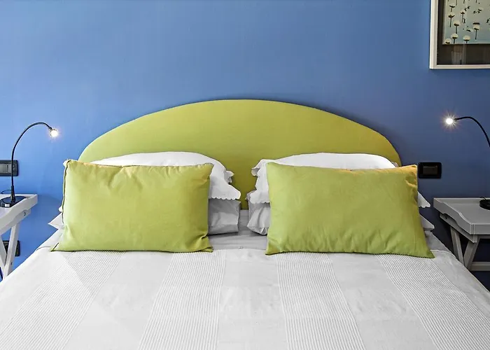 Sull'acqua Del Porto Antico