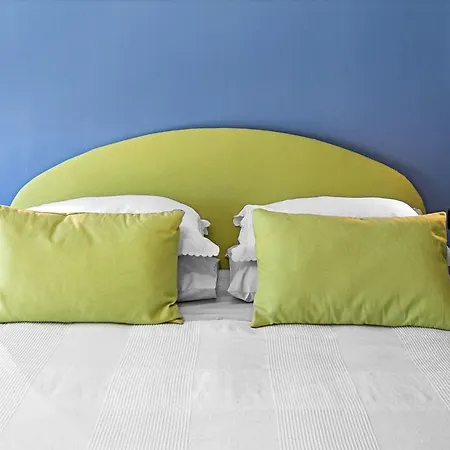 Sull'acqua Del Porto Antico